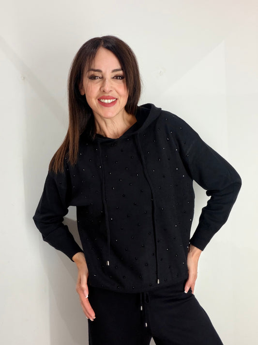 MAGLIA CON CAPPUCCIO E BORCHIE