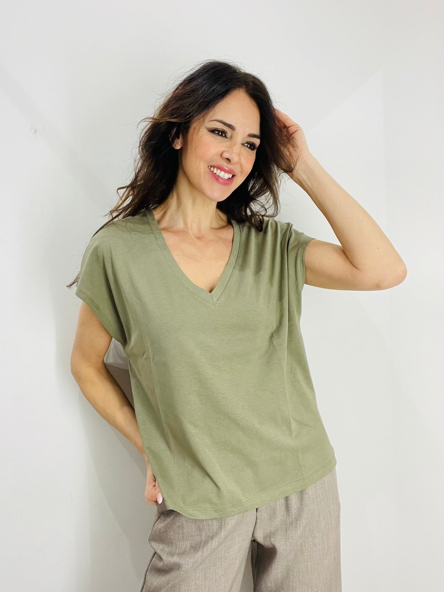 T-SHIRT SCOLLO A V