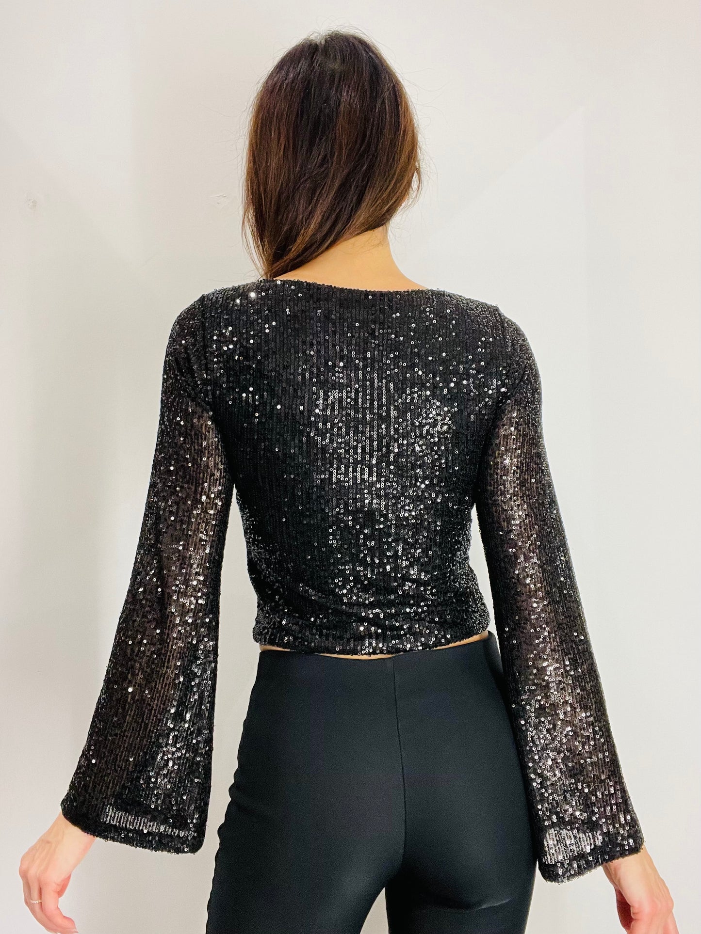 MAGLIA PAILLETTES SCOLLO QUADRATO