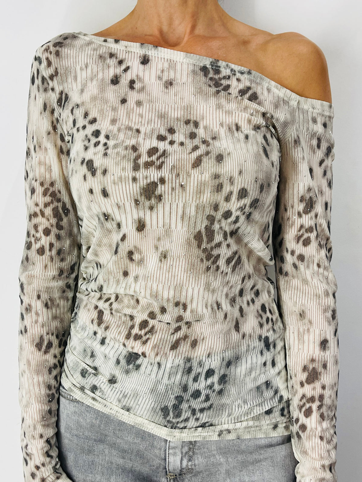 MAGLIA ASIMMETRICA ANIMALIER STRASS