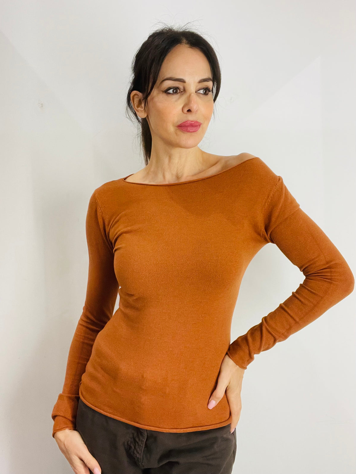 MAGLIA BASIC SCOLLO BARCHETTA