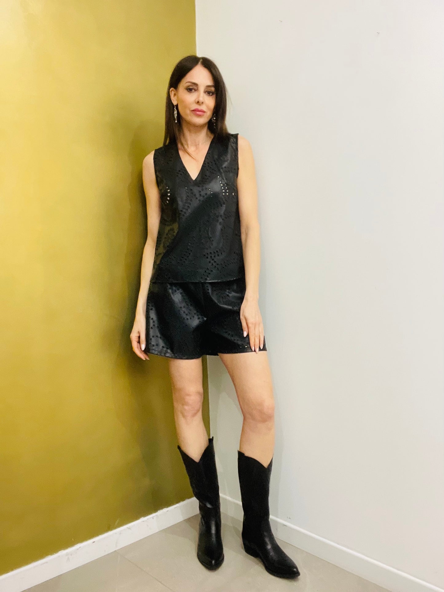 SHORTS TRAFORATO IN ECOPELLE