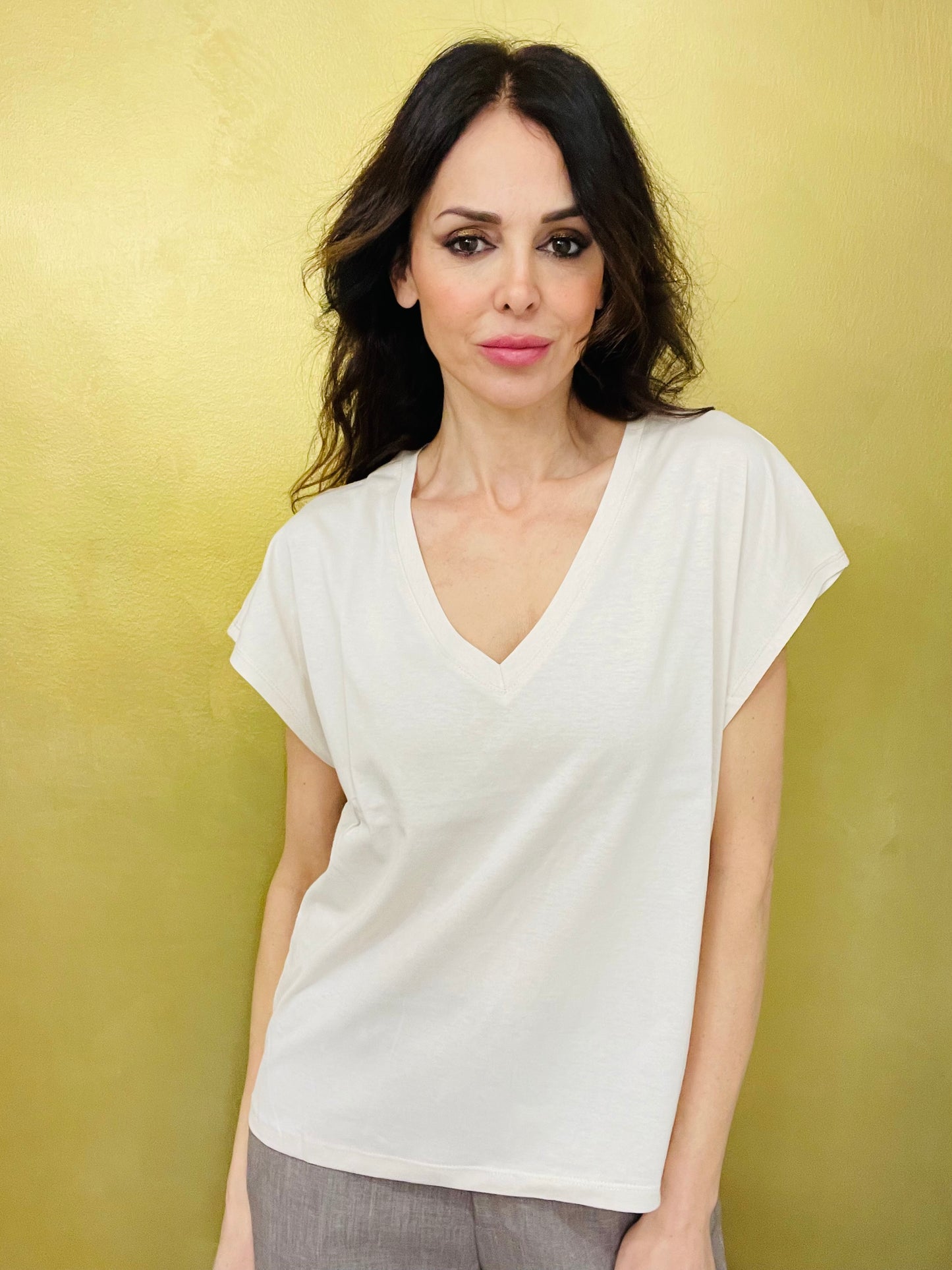 T-SHIRT SCOLLO A V