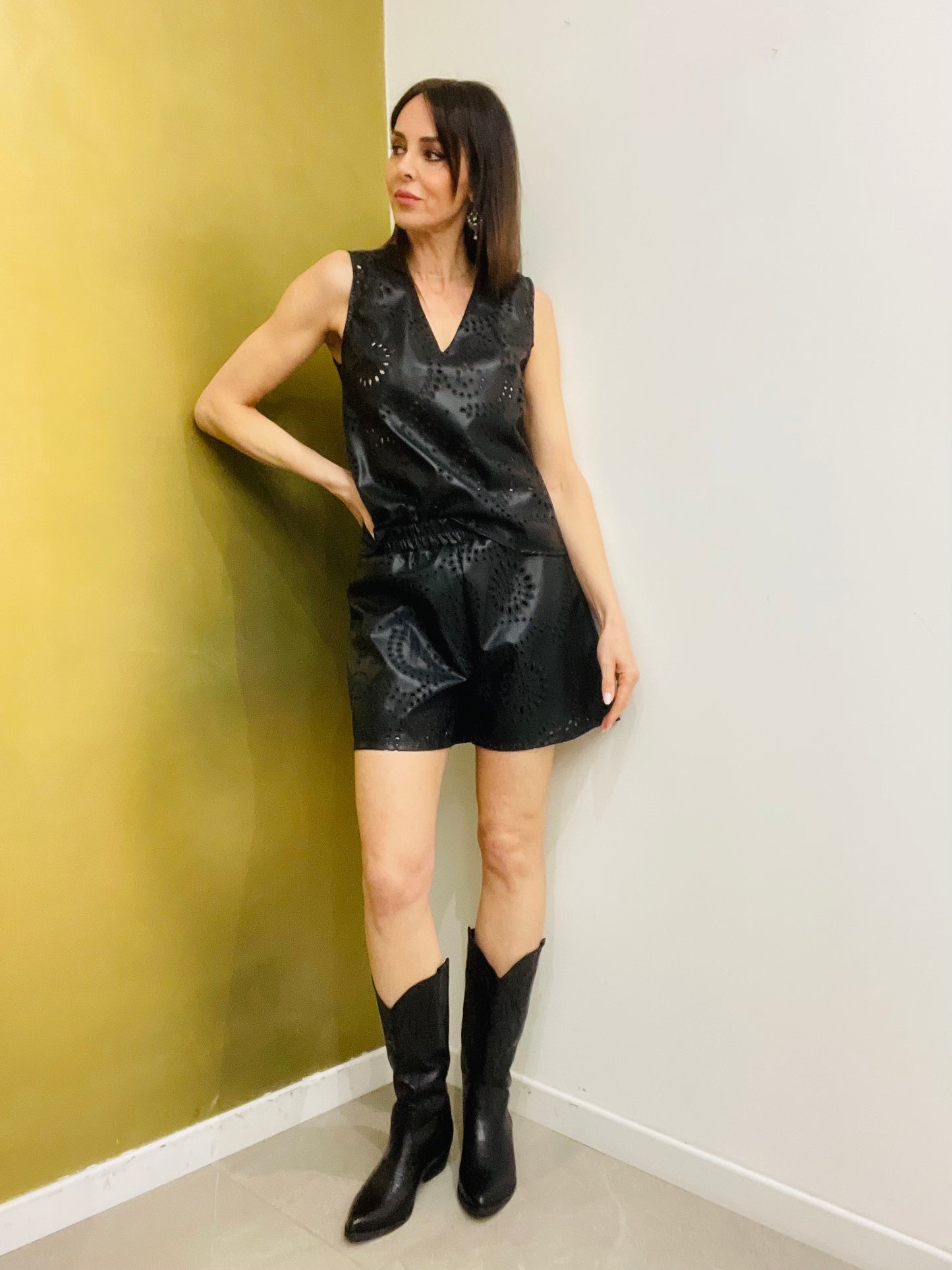 SHORTS TRAFORATO IN ECOPELLE