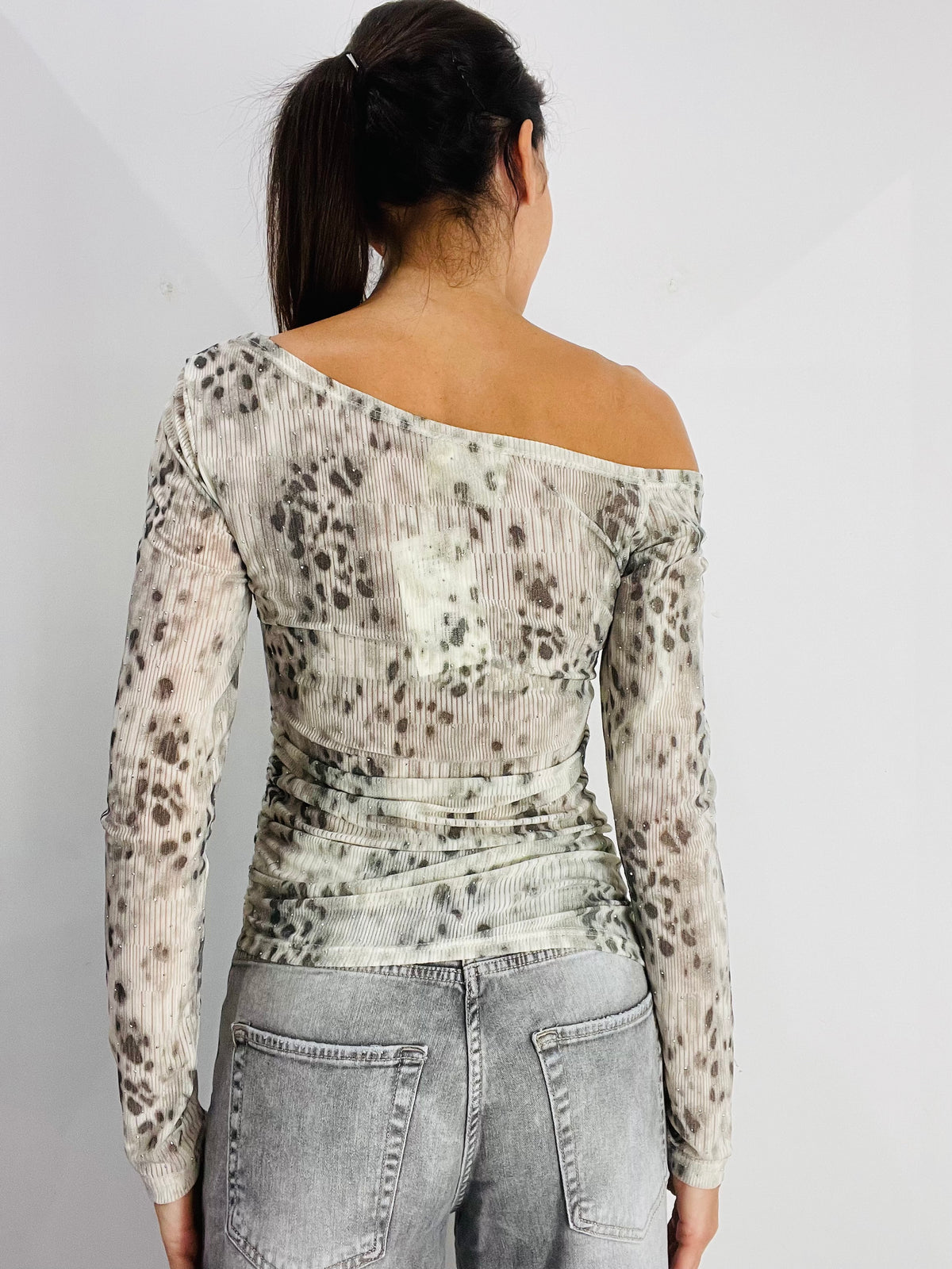 MAGLIA ASIMMETRICA ANIMALIER STRASS