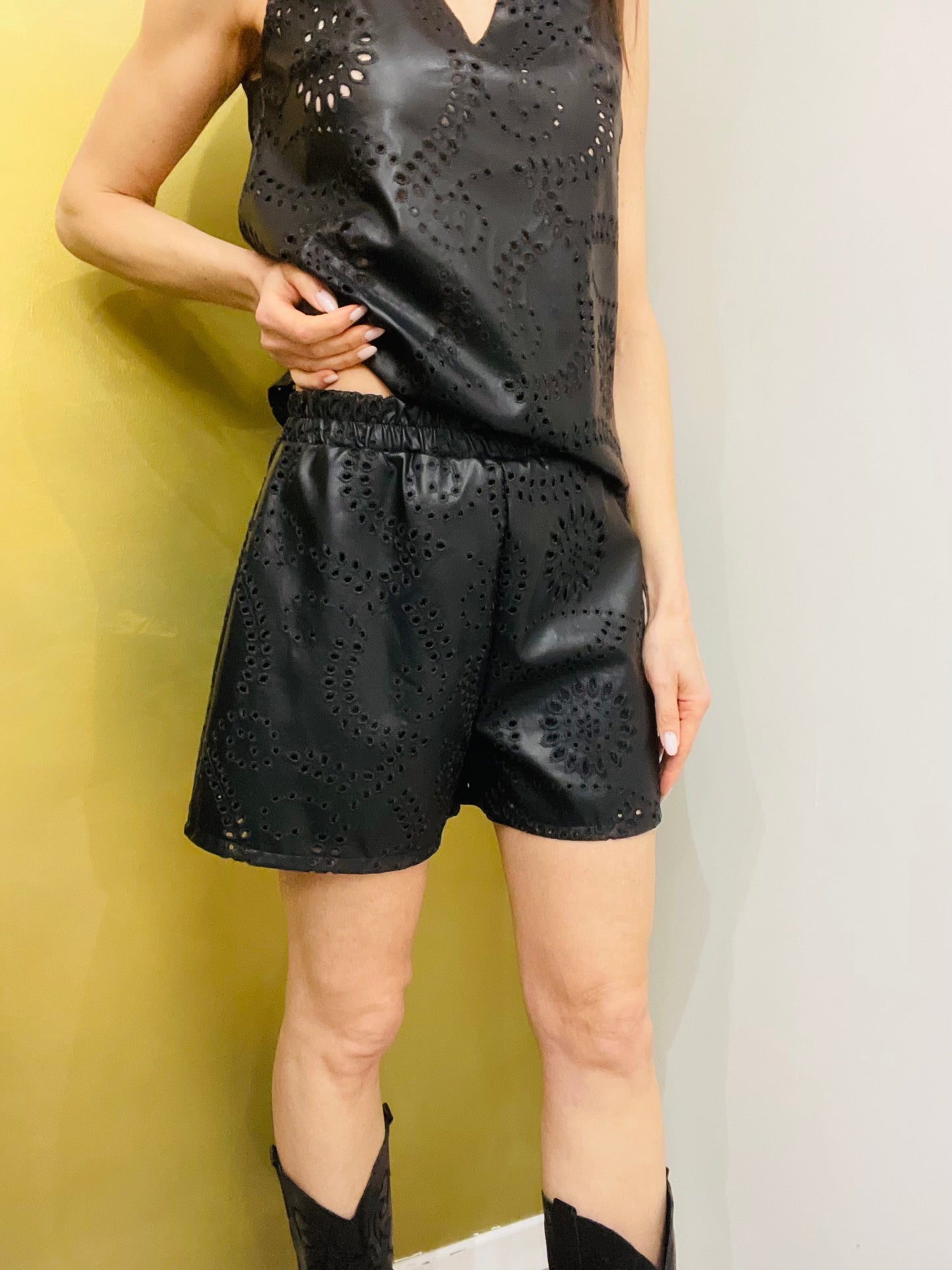 SHORTS TRAFORATO IN ECOPELLE