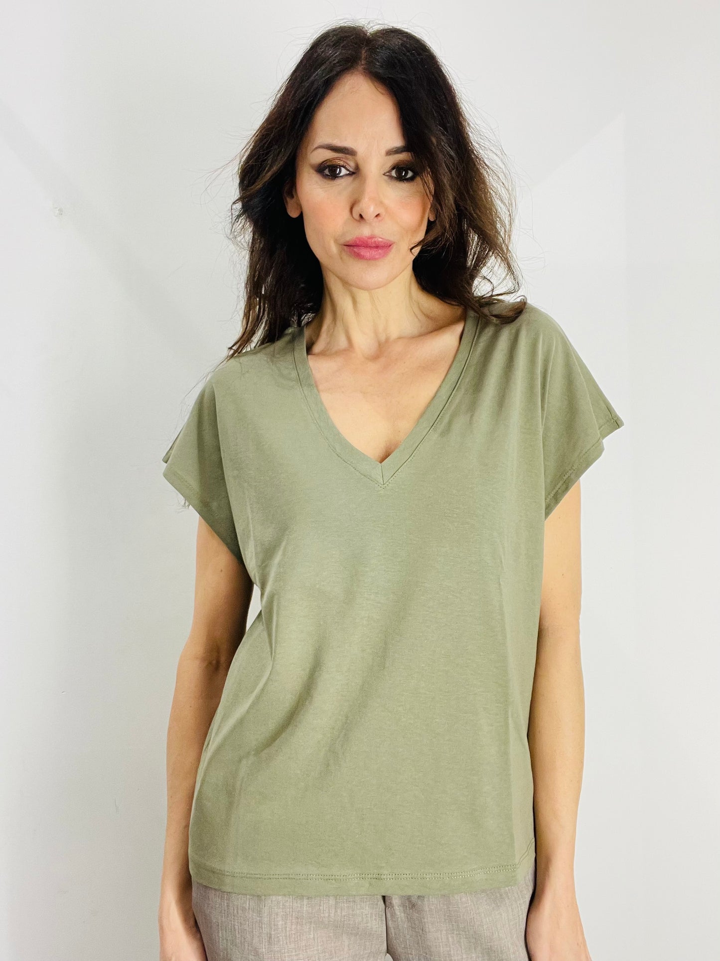 T-SHIRT SCOLLO A V