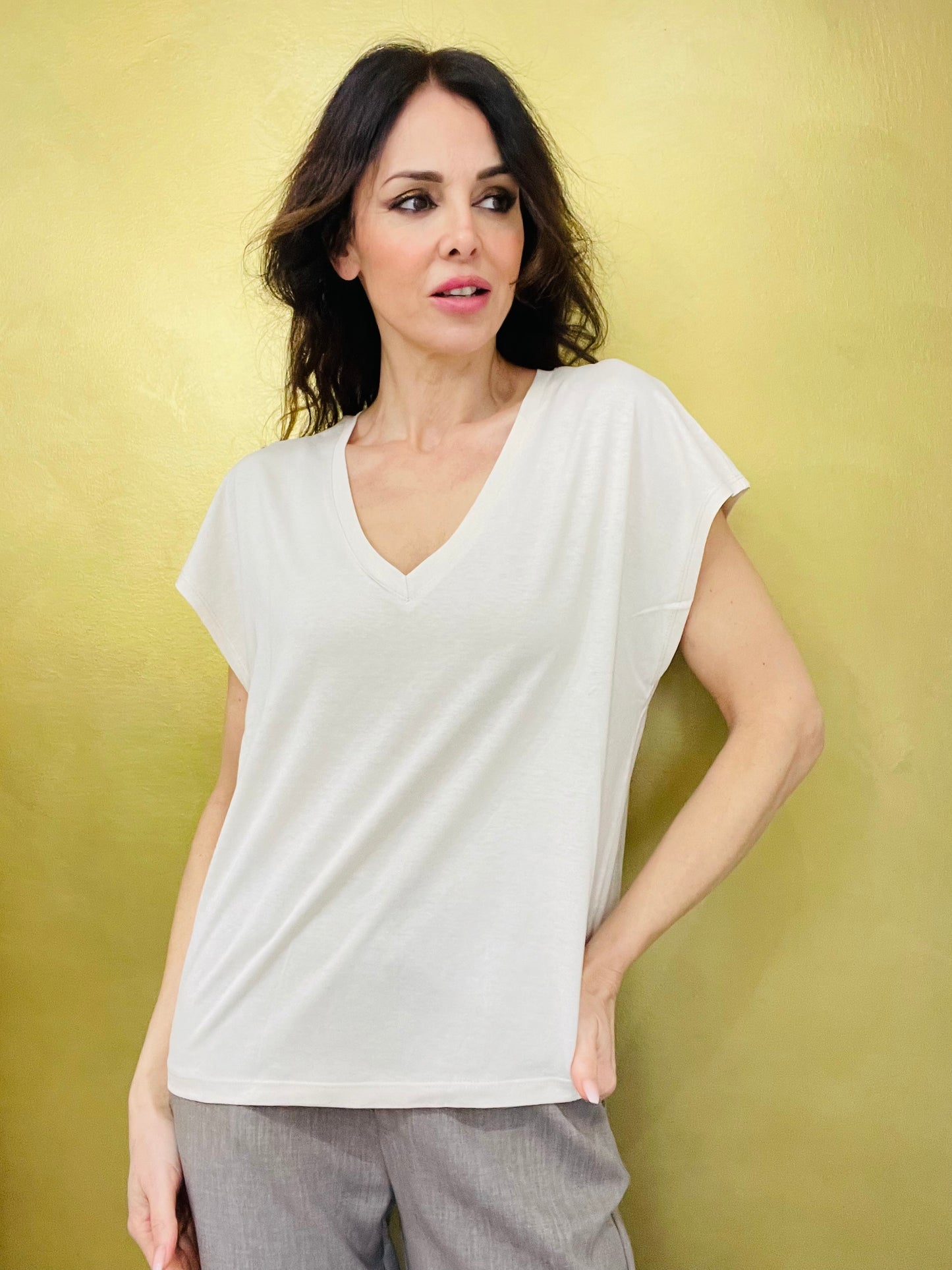 T-SHIRT SCOLLO A V