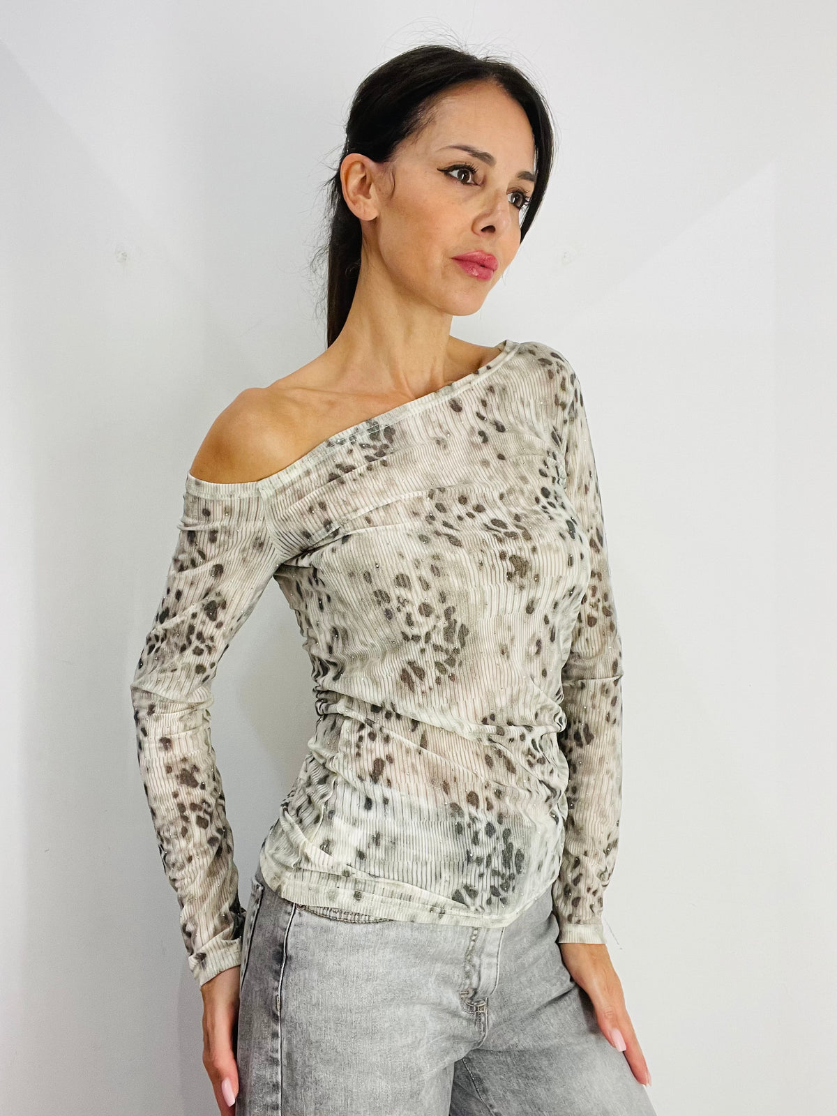 MAGLIA ASIMMETRICA ANIMALIER STRASS