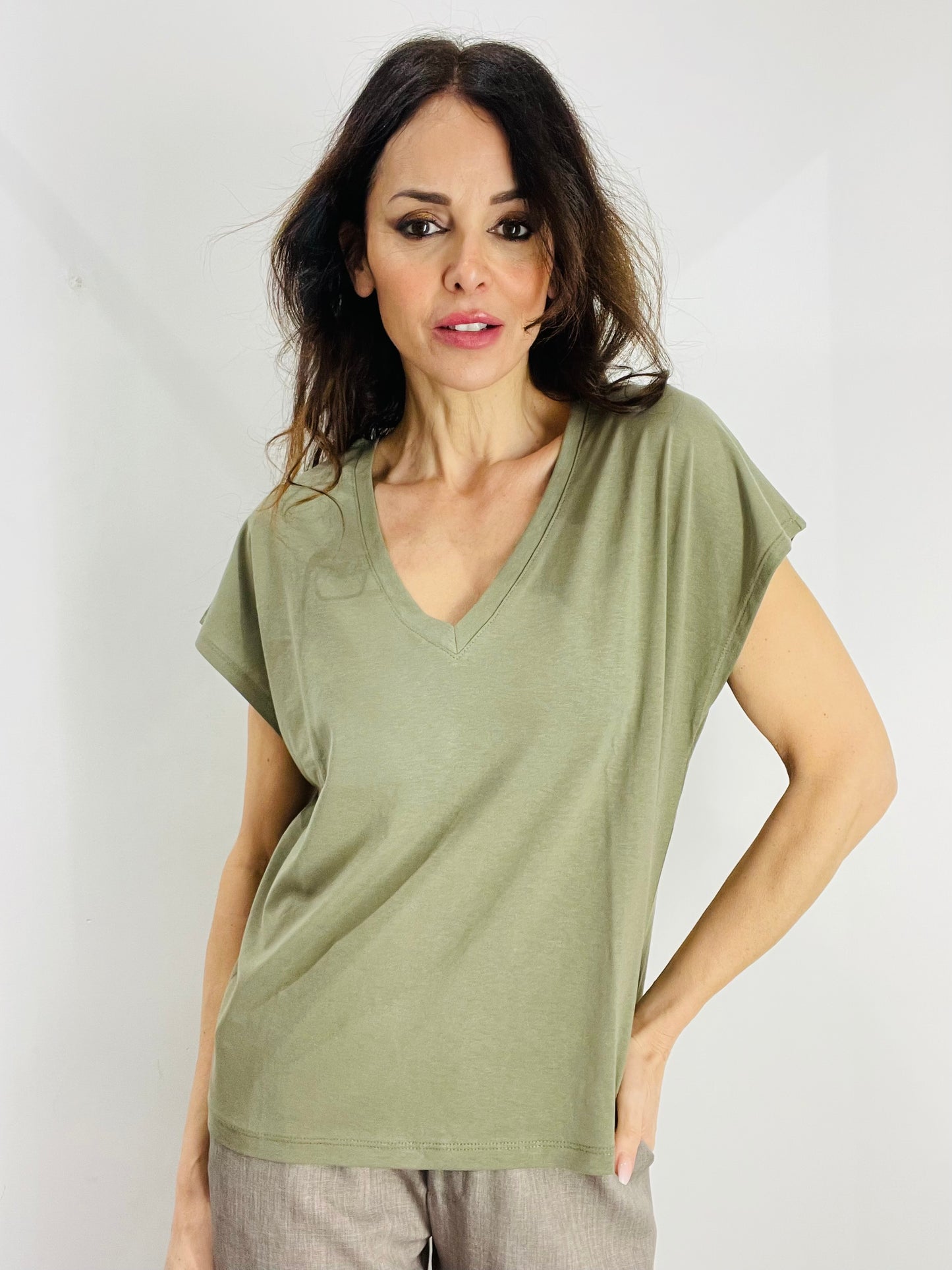 T-SHIRT SCOLLO A V