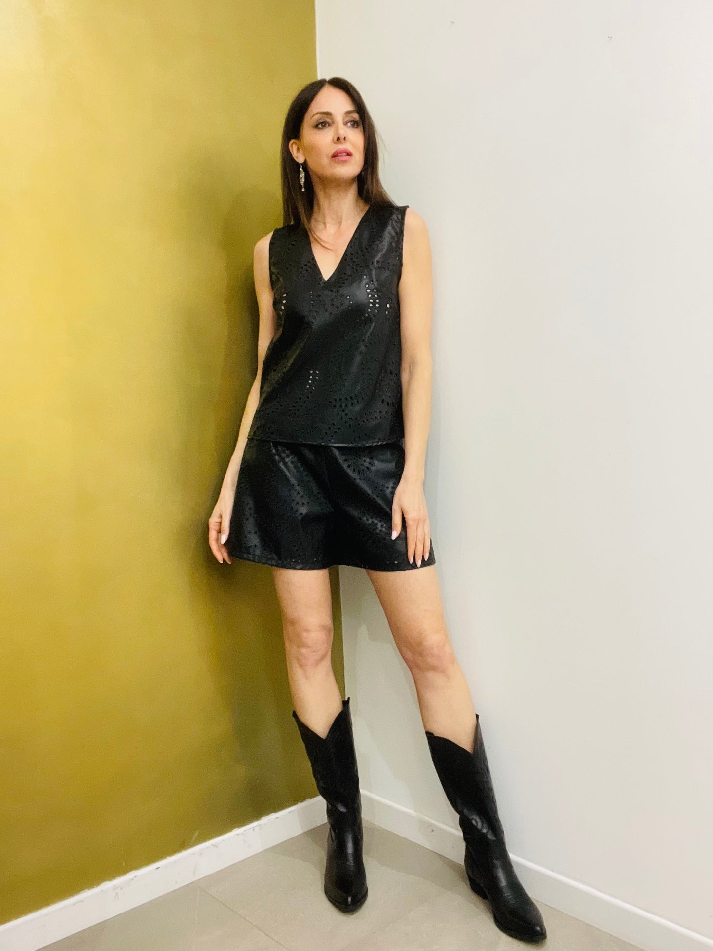 SHORTS TRAFORATO IN ECOPELLE