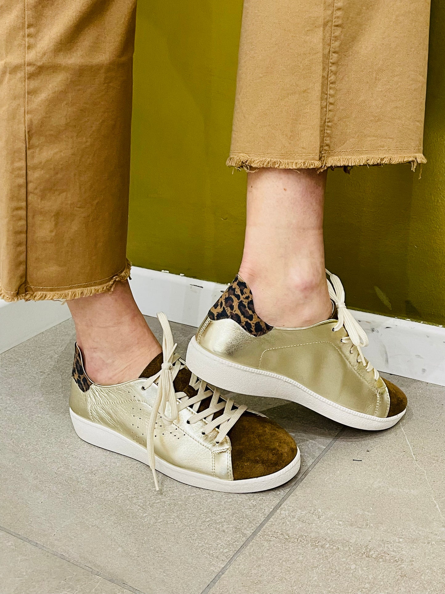 SNEAKERS PLATINO
